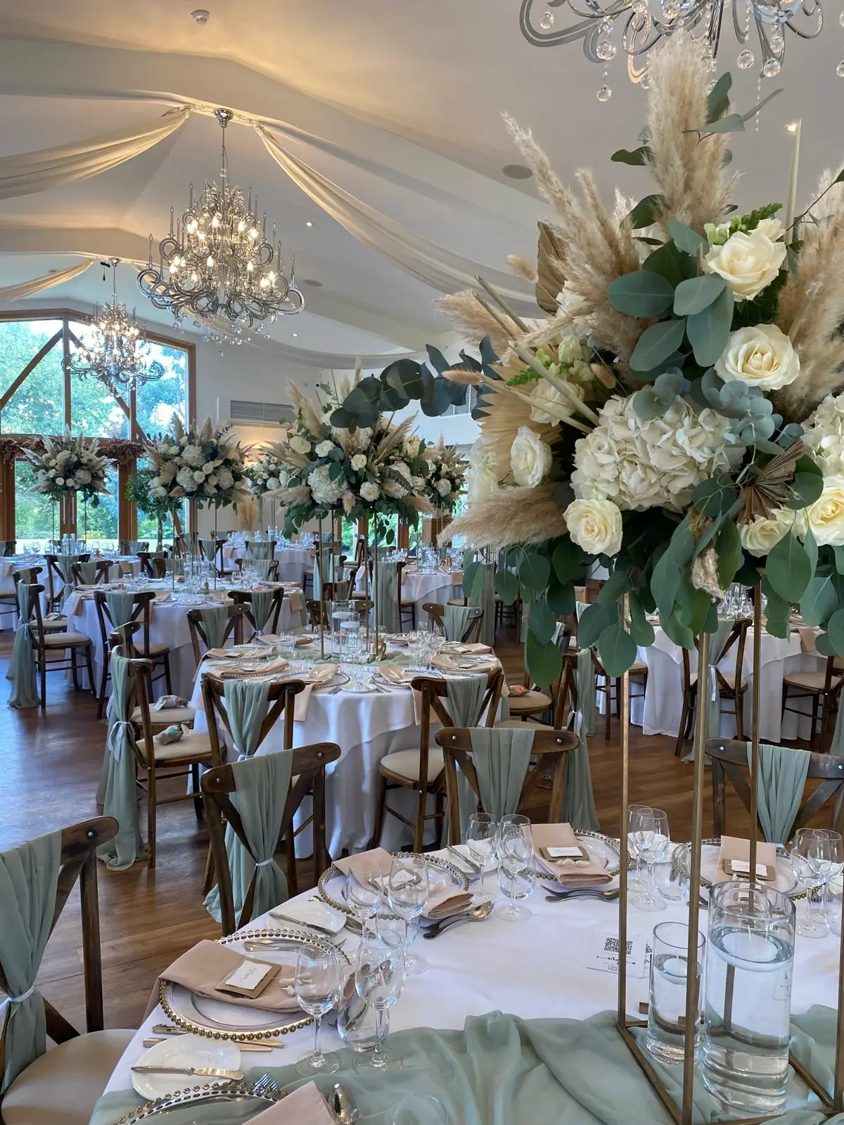 Petal and Pampas Centrepieces with Earthy Tones