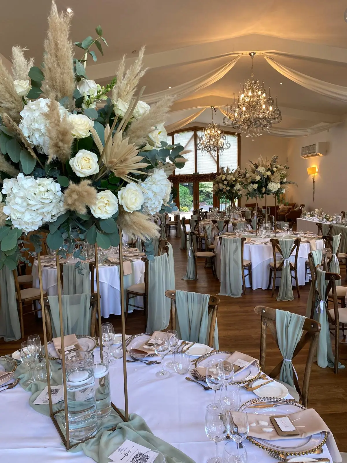 Seasonal Floral Centrepieces with Wild Charm